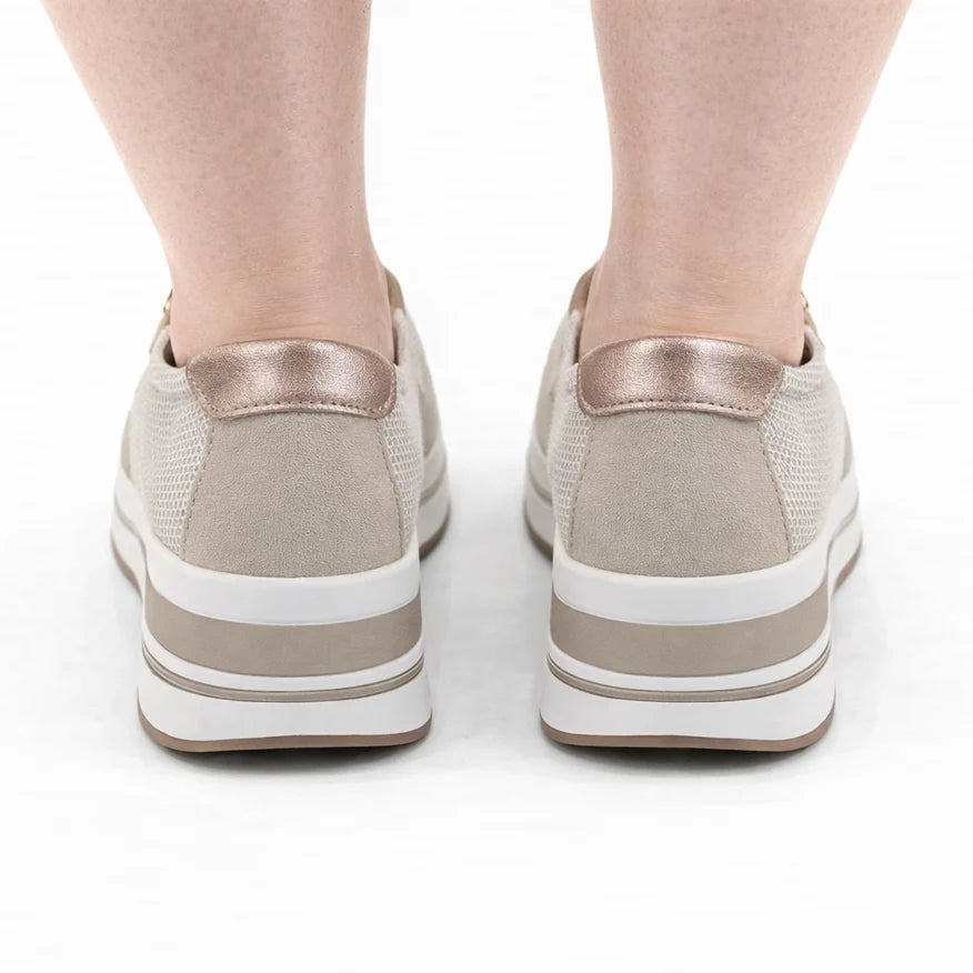 Zapatillas Calliope color beige, vista trasera del par