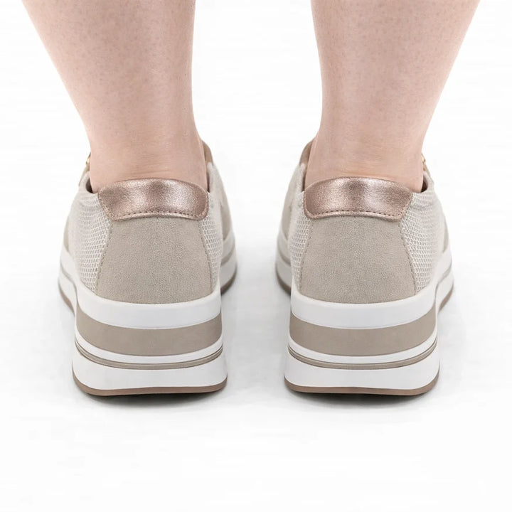 Zapatillas Calliope color beige, vista trasera del par