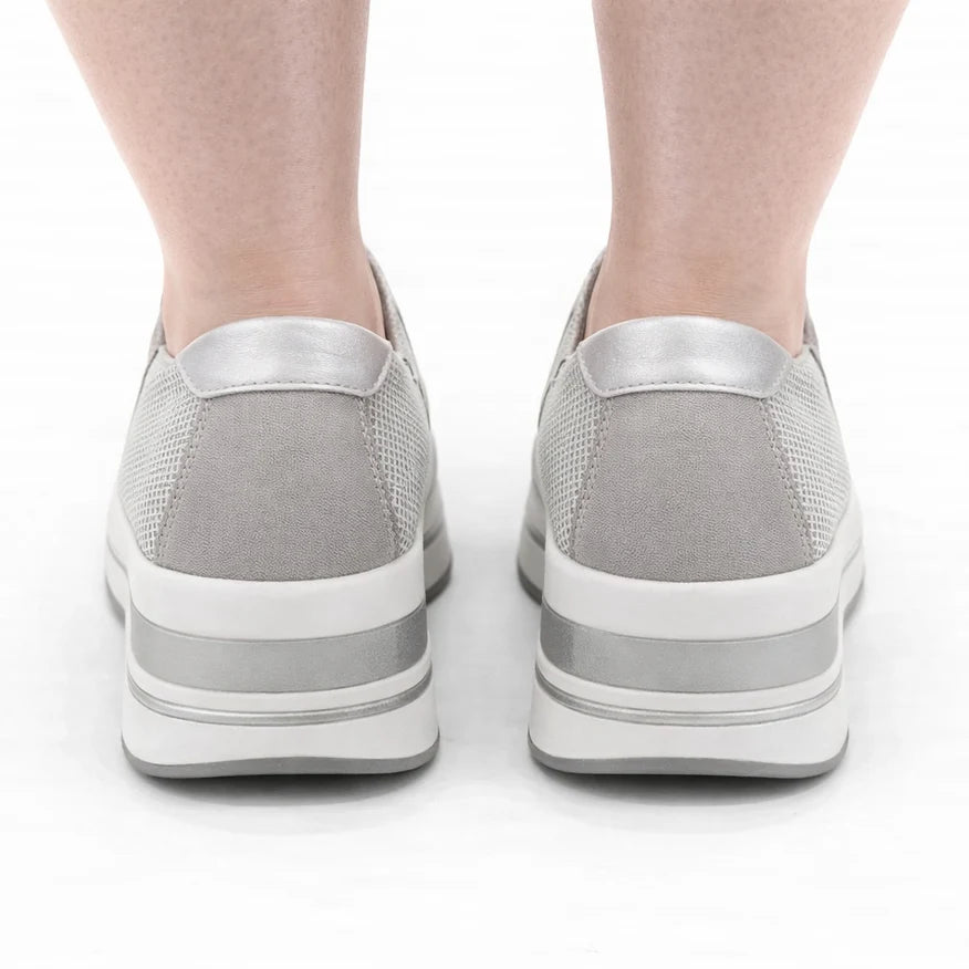 Zapatillas Calliope color gris, vista trasera del par