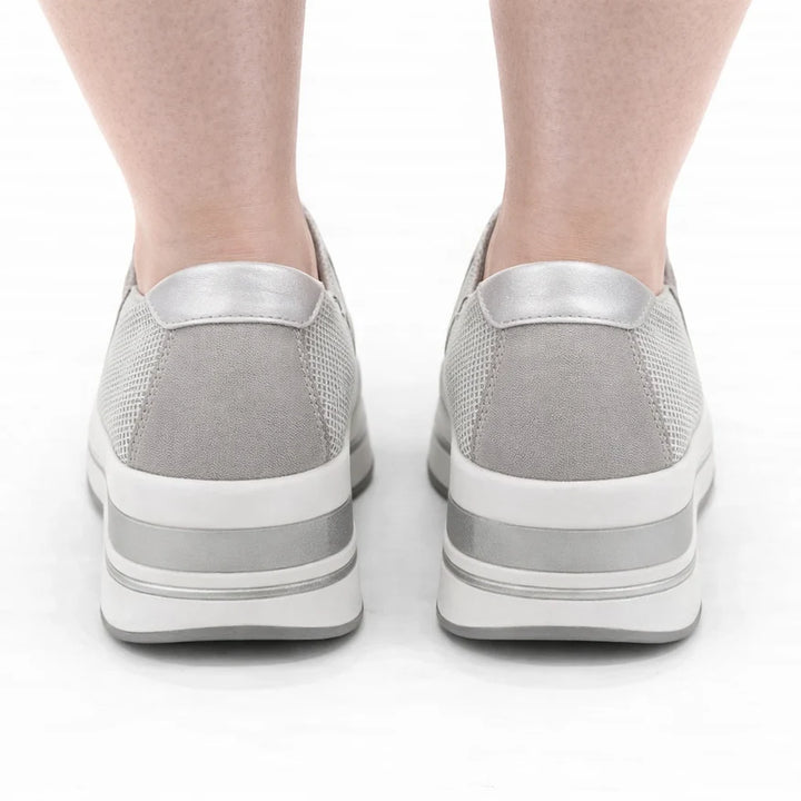 Zapatillas Calliope color gris, vista trasera del par