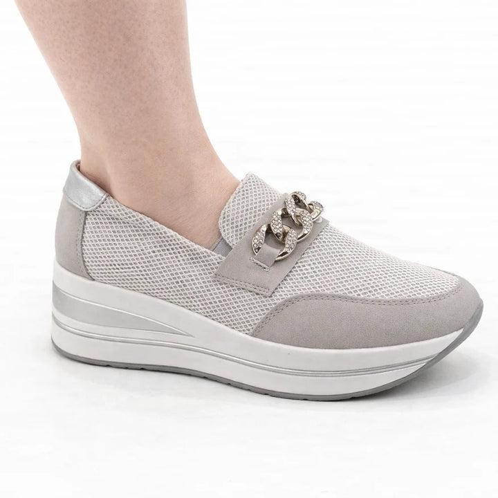 Zapatillas Calliope color gris, detalle de la cadena