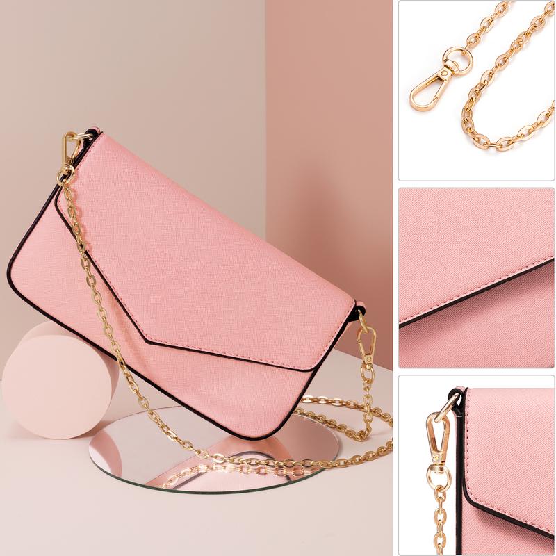 Detalle de herrajes dorados y acabados del pack de bolsos