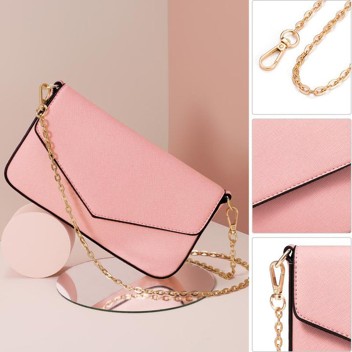 Detalle de herrajes dorados y acabados del pack de bolsos