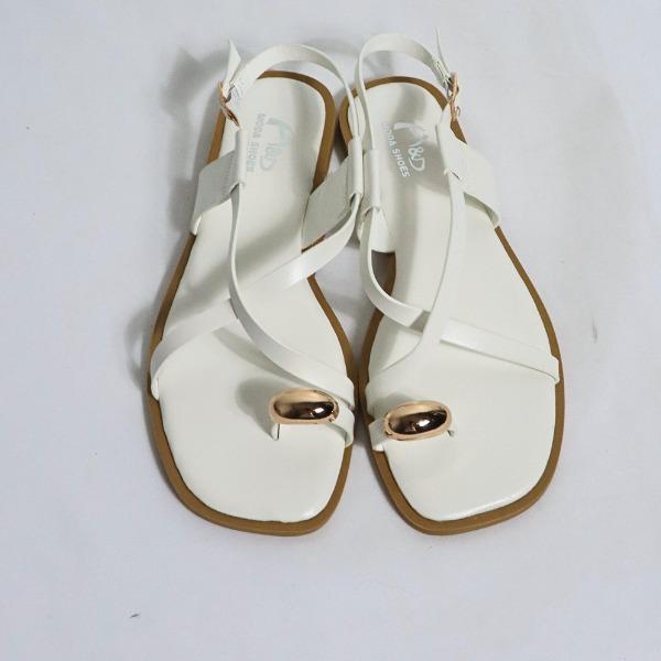 Sandalias planas color blanco, vista frontal del par