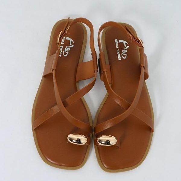 Sandalias planas color camel, vista frontal del par