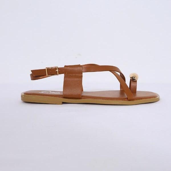 Sandalias planas color camel, vista lateral