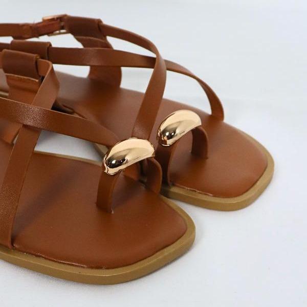 Sandalias planas color camel, detalle del broche dorado