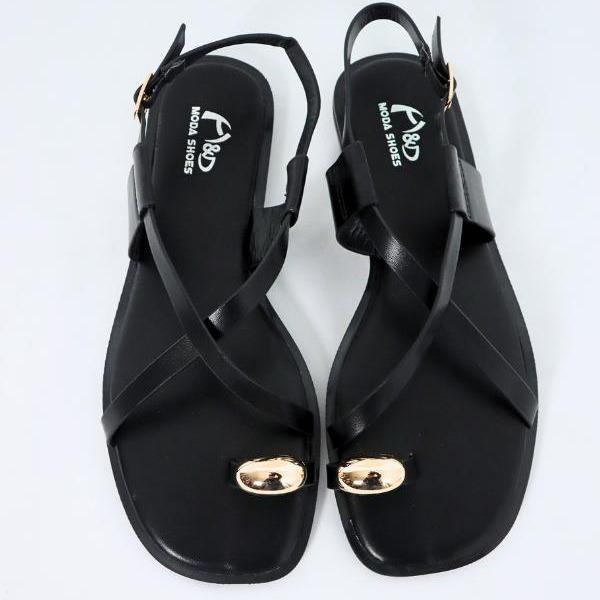 Sandalias planas color negro, vista frontal del par