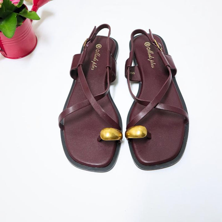 Sandalias planas color vino, vista frontal del par
